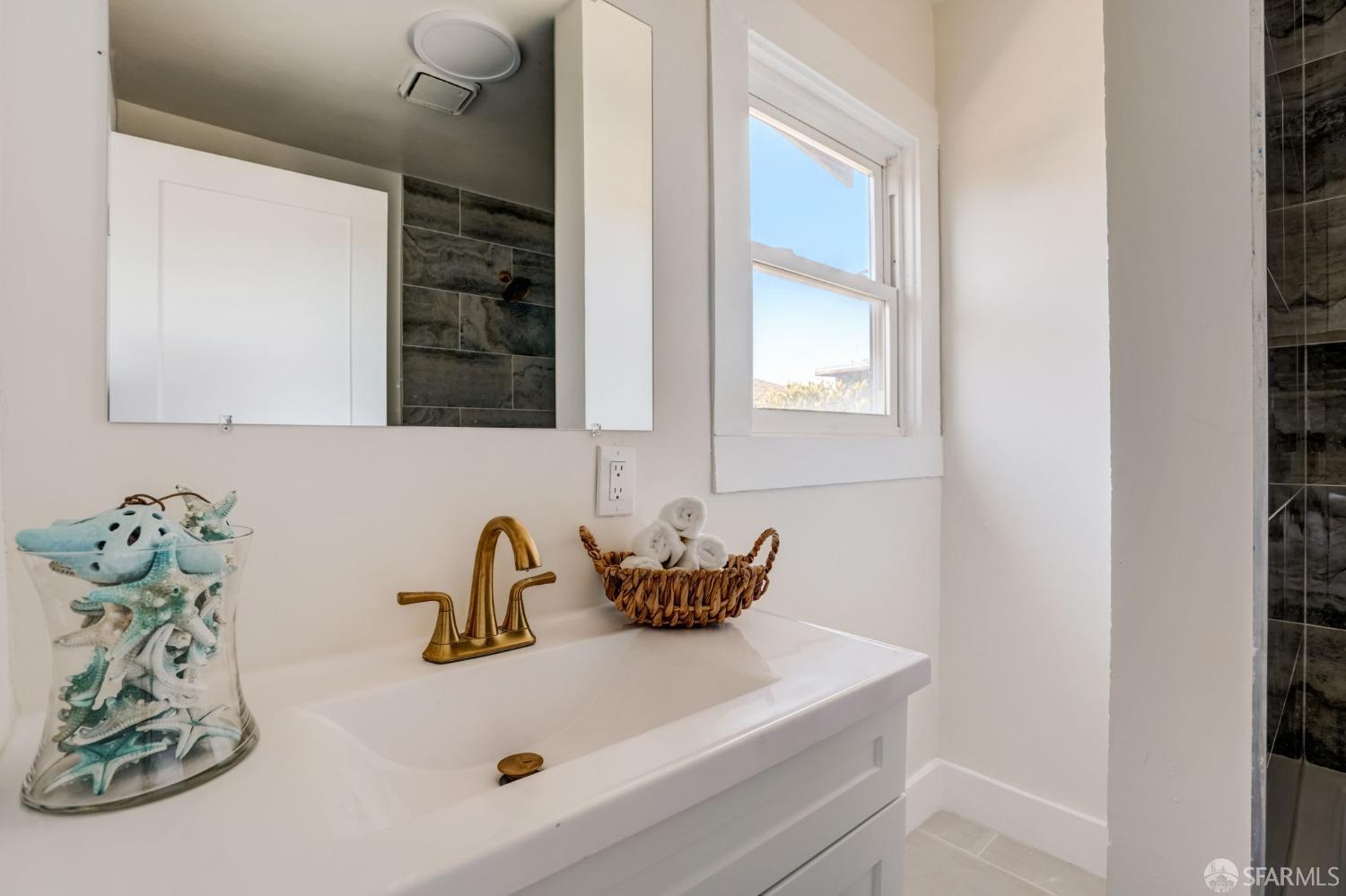 Detail Gallery Image 14 of 34 For 531 Spruce Ave, South San Francisco,  CA 94080 - 4 Beds | 2 Baths