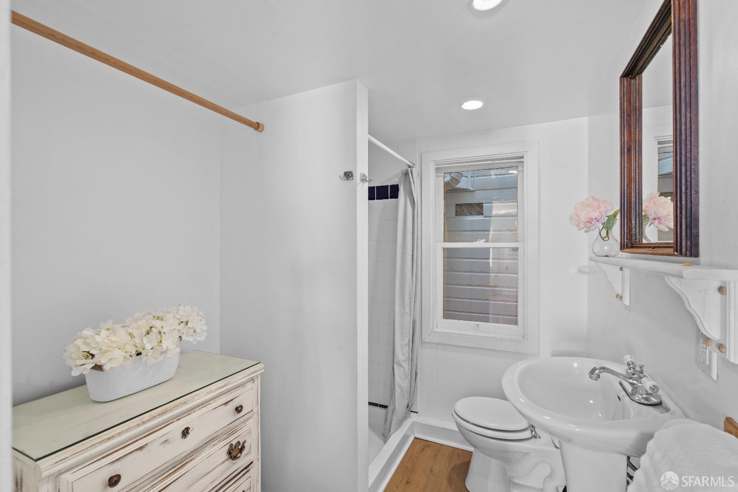 Detail Gallery Image 24 of 33 For 211 Cole St, San Francisco,  CA 94117 - 2 Beds | 1 Baths