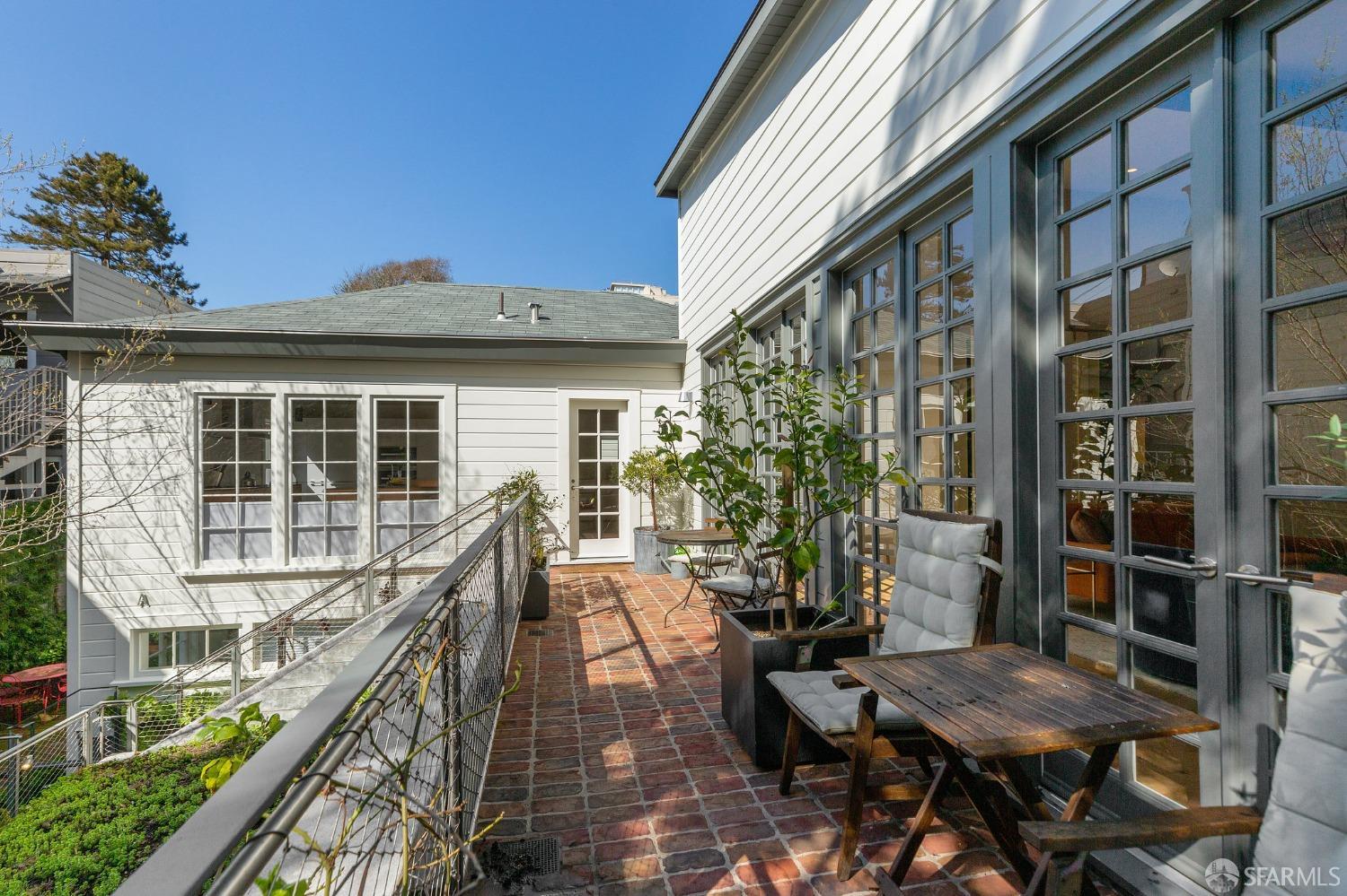 Detail Gallery Image 6 of 72 For 1338 Filbert St a,  San Francisco,  CA 94109 - 4 Beds | 4/2 Baths