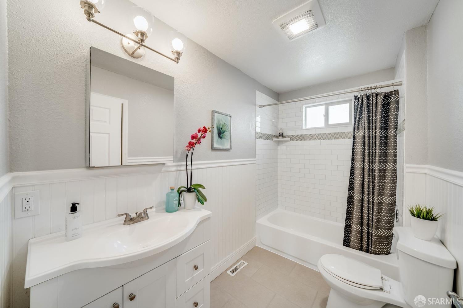 Detail Gallery Image 15 of 37 For 3441 Oak Knoll Blvd, Oakland,  CA 94605 - 2 Beds | 2/1 Baths