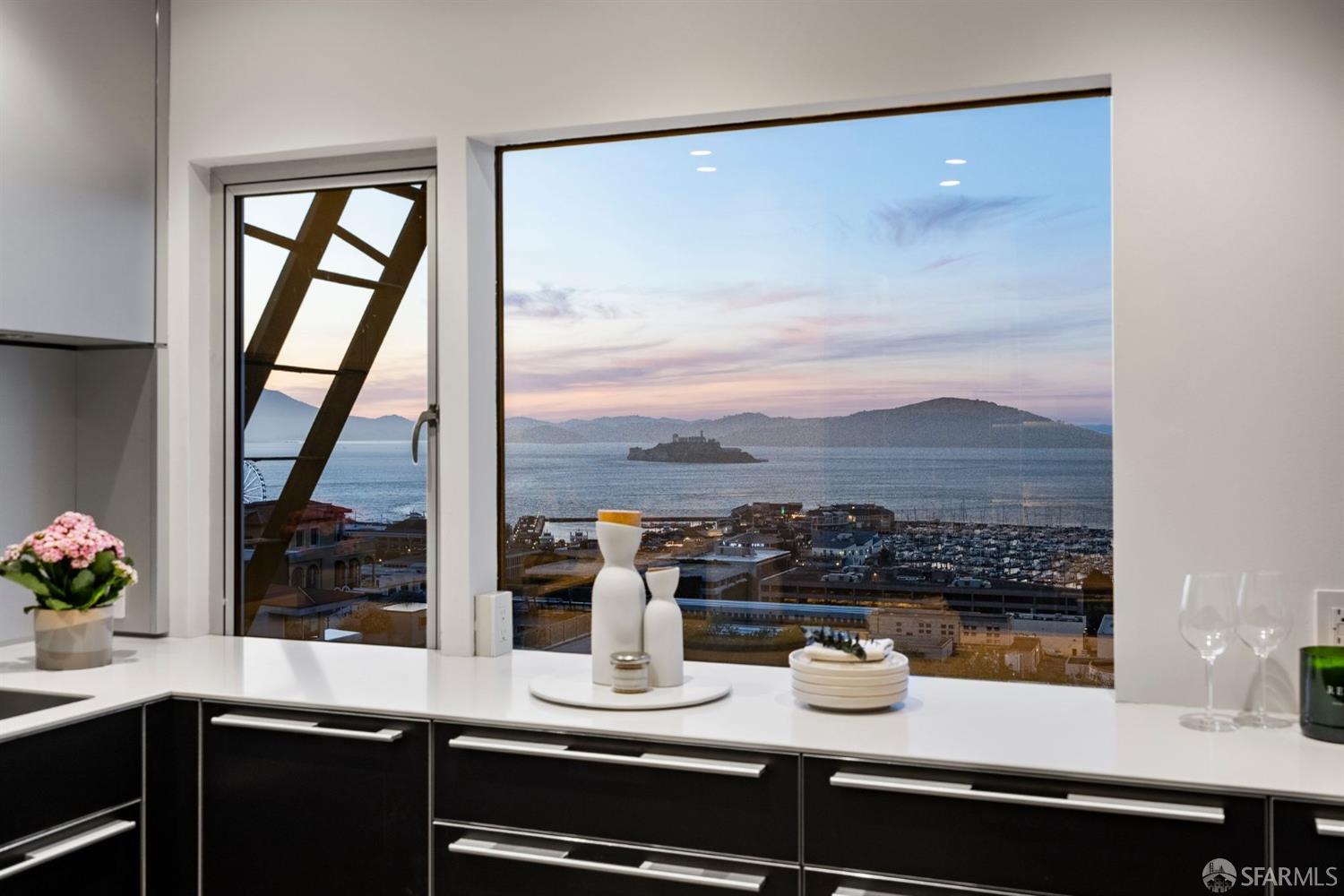 Detail Gallery Image 14 of 60 For 1725 Kearny St #4,  San Francisco,  CA 94133 - 2 Beds | 2 Baths