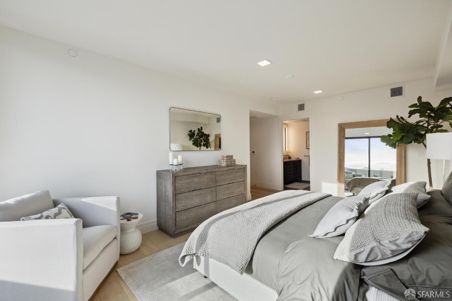 Detail Gallery Image 31 of 64 For 1580 Pacific Ave #P6,  San Francisco,  CA 94109 - 3 Beds | 2/1 Baths