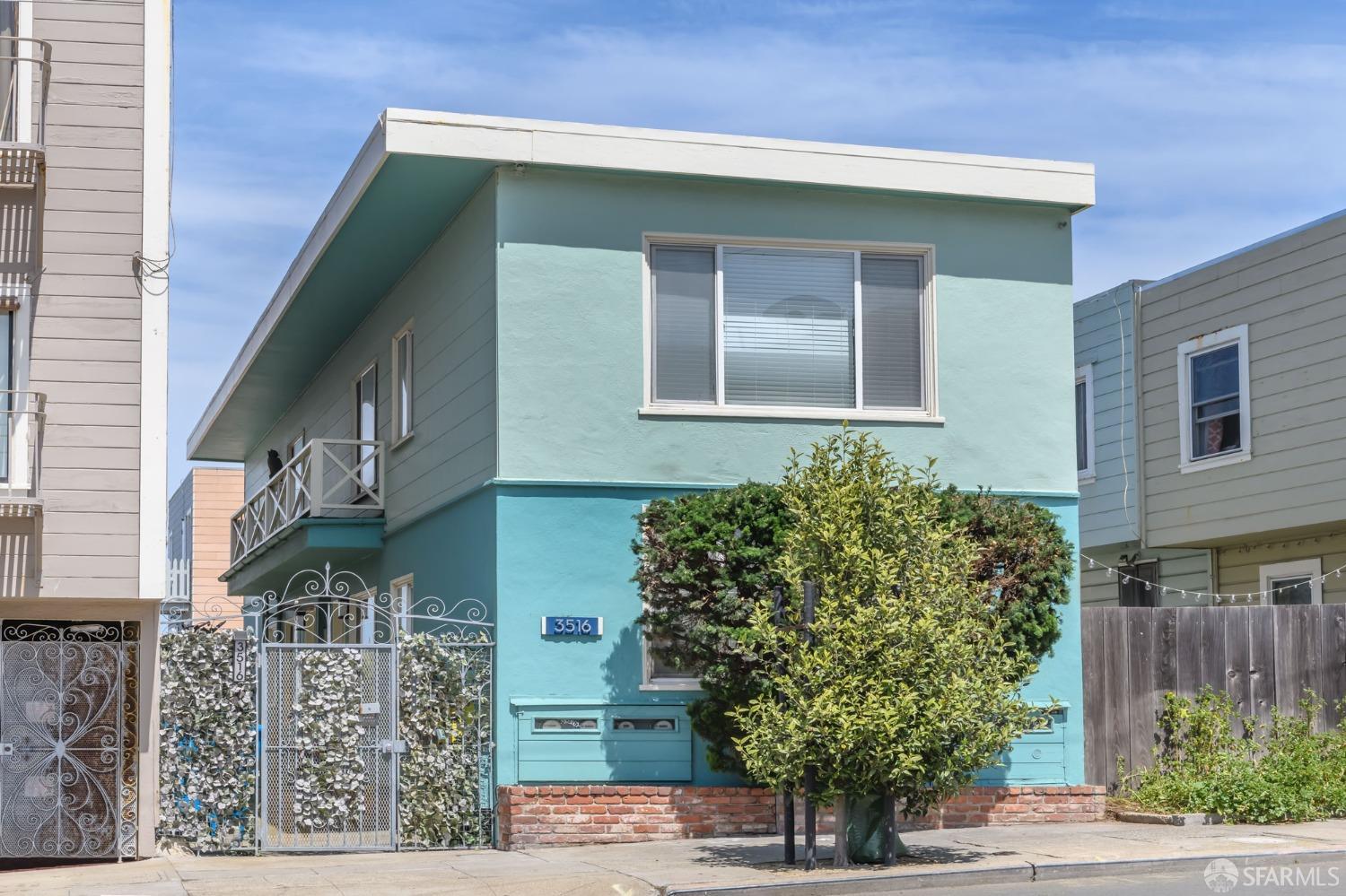 Welcome to 3516 Taraval. Four, one bedroom units. Two on ground level and two on upper level. The rear two mirror the front two 