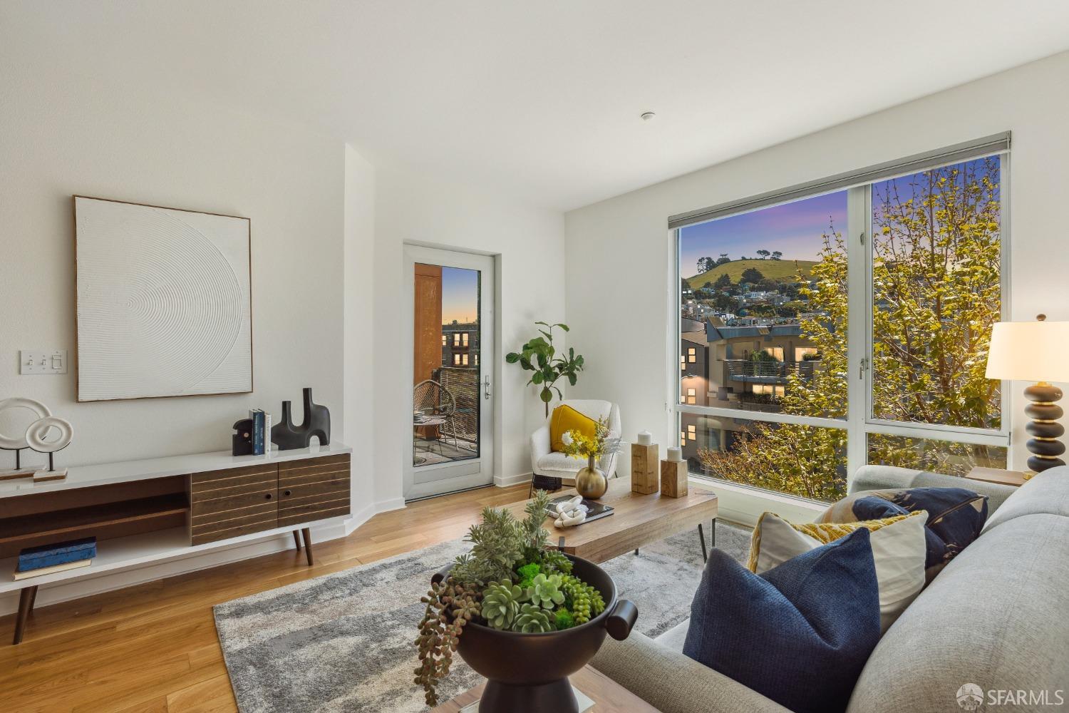 Detail Gallery Image 1 of 26 For 555 Bartlett St #306,  San Francisco,  CA 94110 - 2 Beds | 2 Baths