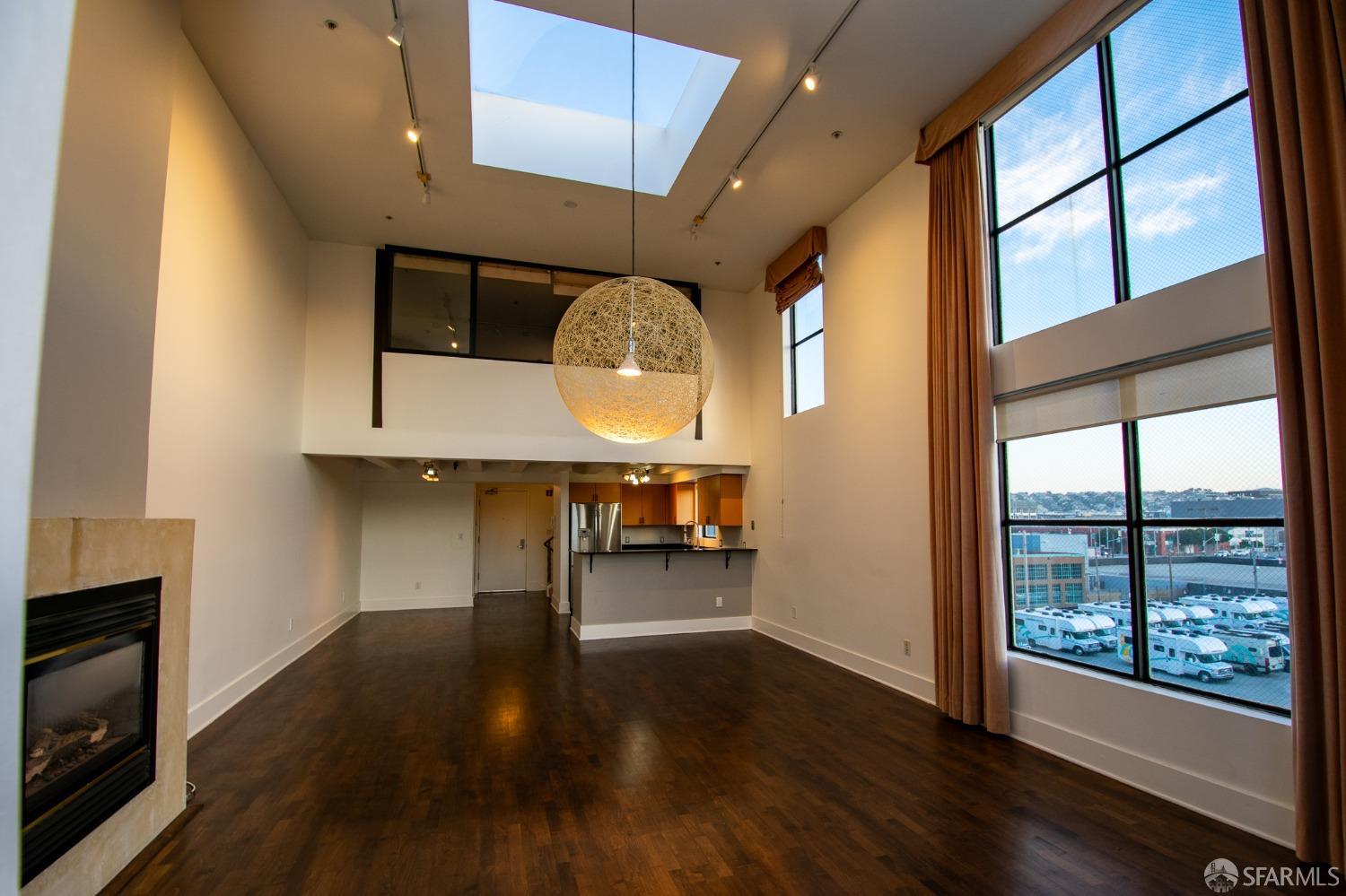 Detail Gallery Image 2 of 21 For 139 Welsh St, San Francisco,  CA 94107 - 2 Beds | 2/1 Baths