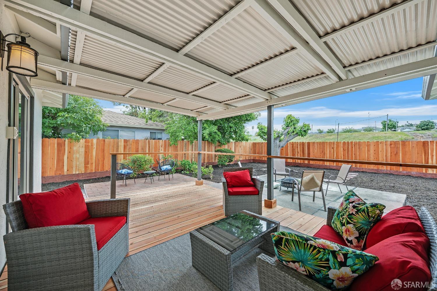Detail Gallery Image 7 of 43 For 60 Orinda Cir, Pittsburg,  CA 94565 - 3 Beds | 2 Baths