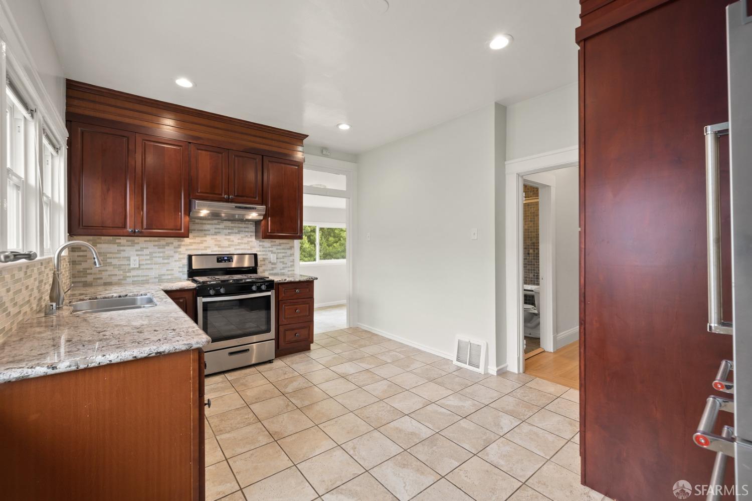Detail Gallery Image 11 of 30 For 1212 Balboa Ave, Burlingame,  CA 94010 - 3 Beds | 2/1 Baths