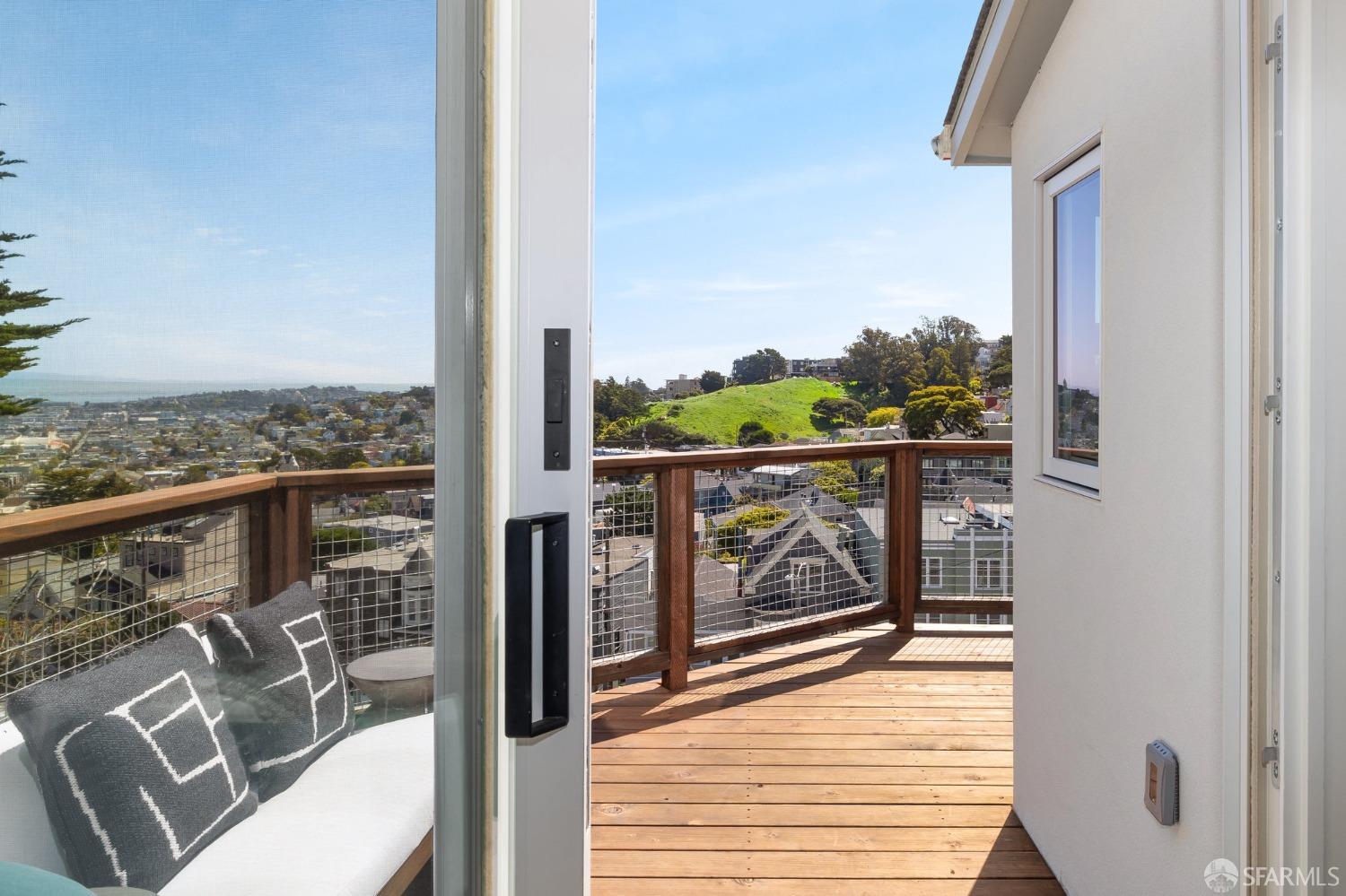 Detail Gallery Image 21 of 77 For 341 Corbett Ave a,  San Francisco,  CA 94114 - 3 Beds | 2/1 Baths