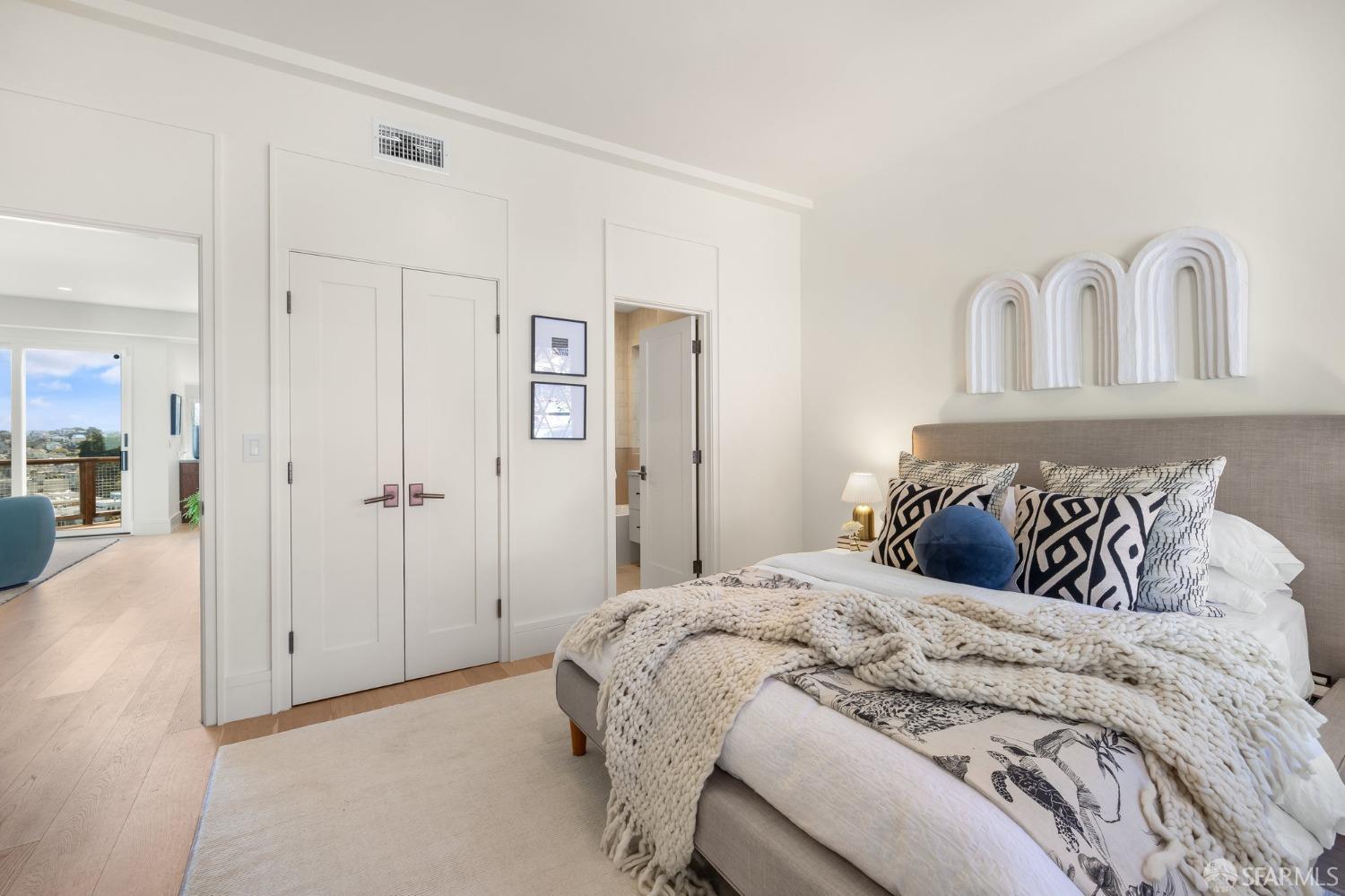 Detail Gallery Image 31 of 77 For 341 Corbett Ave a,  San Francisco,  CA 94114 - 3 Beds | 2/1 Baths