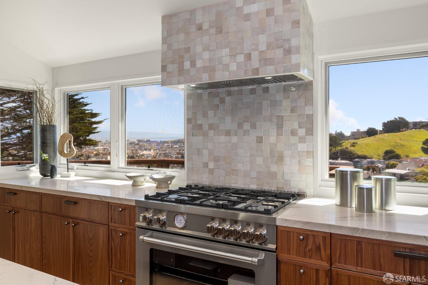 Detail Gallery Image 18 of 77 For 341 Corbett Ave a,  San Francisco,  CA 94114 - 3 Beds | 2/1 Baths