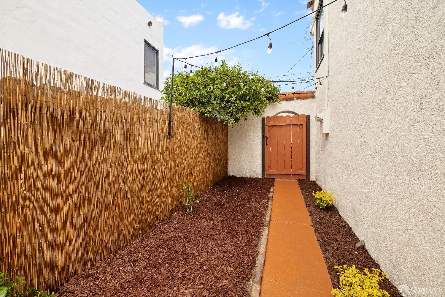 Detail Gallery Image 28 of 34 For 5417 Ruth Ave, Oakland,  CA 94601 - 2 Beds | 1 Baths