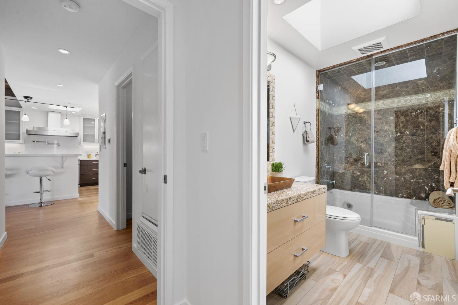 Detail Gallery Image 18 of 29 For 827 Corbett Ave #302,  San Francisco,  CA 94131 - 2 Beds | 2 Baths