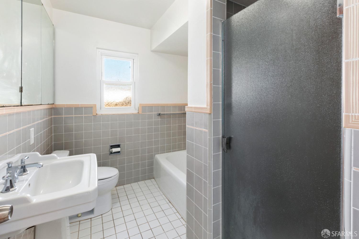 Detail Gallery Image 10 of 26 For 2437 Edwards Ave, El Cerrito,  CA 94530 - 5 Beds | 2/1 Baths