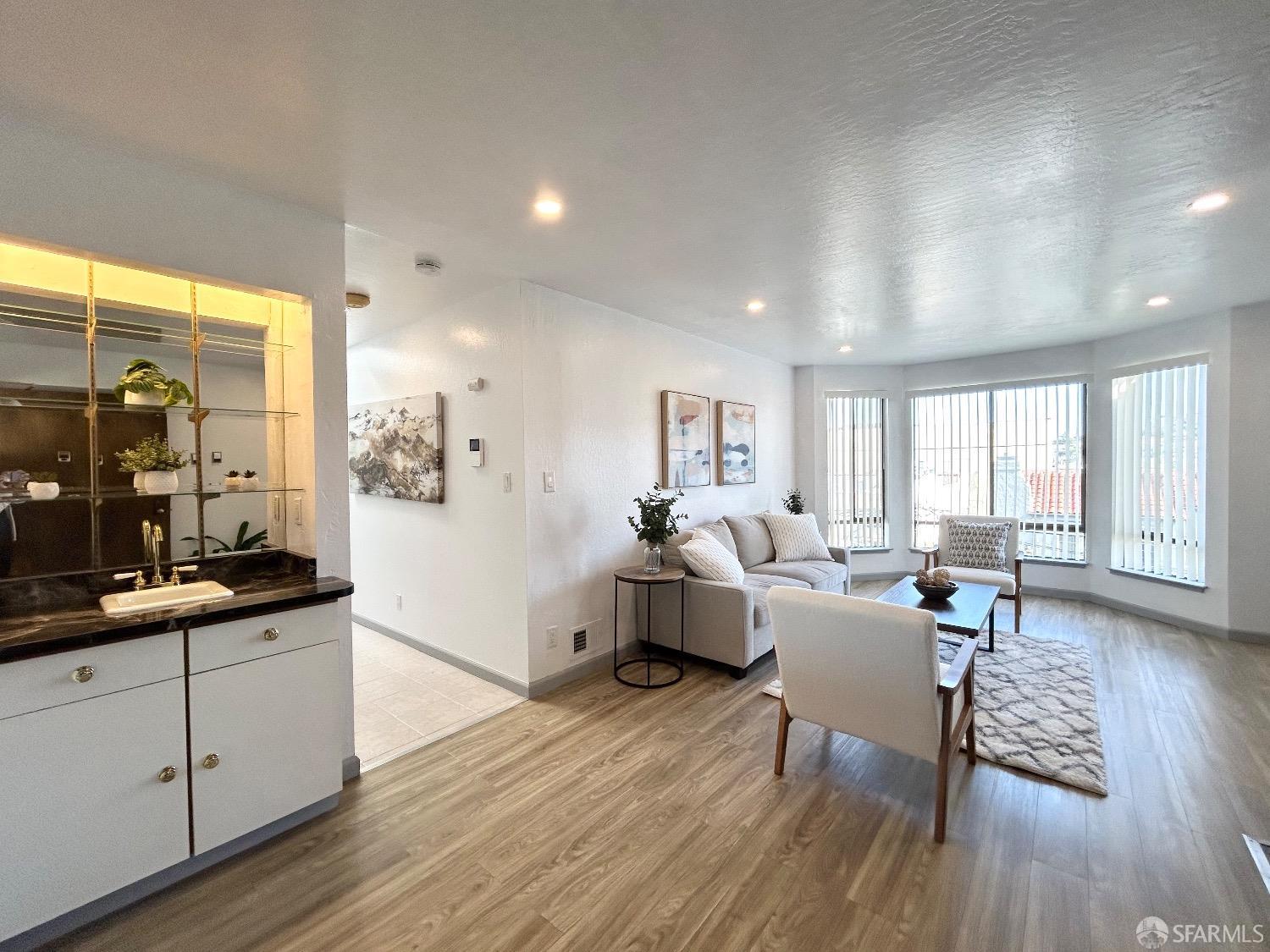 Detail Gallery Image 5 of 29 For 120 Burrows St #4,  San Francisco,  CA 94134 - 2 Beds | 1/1 Baths