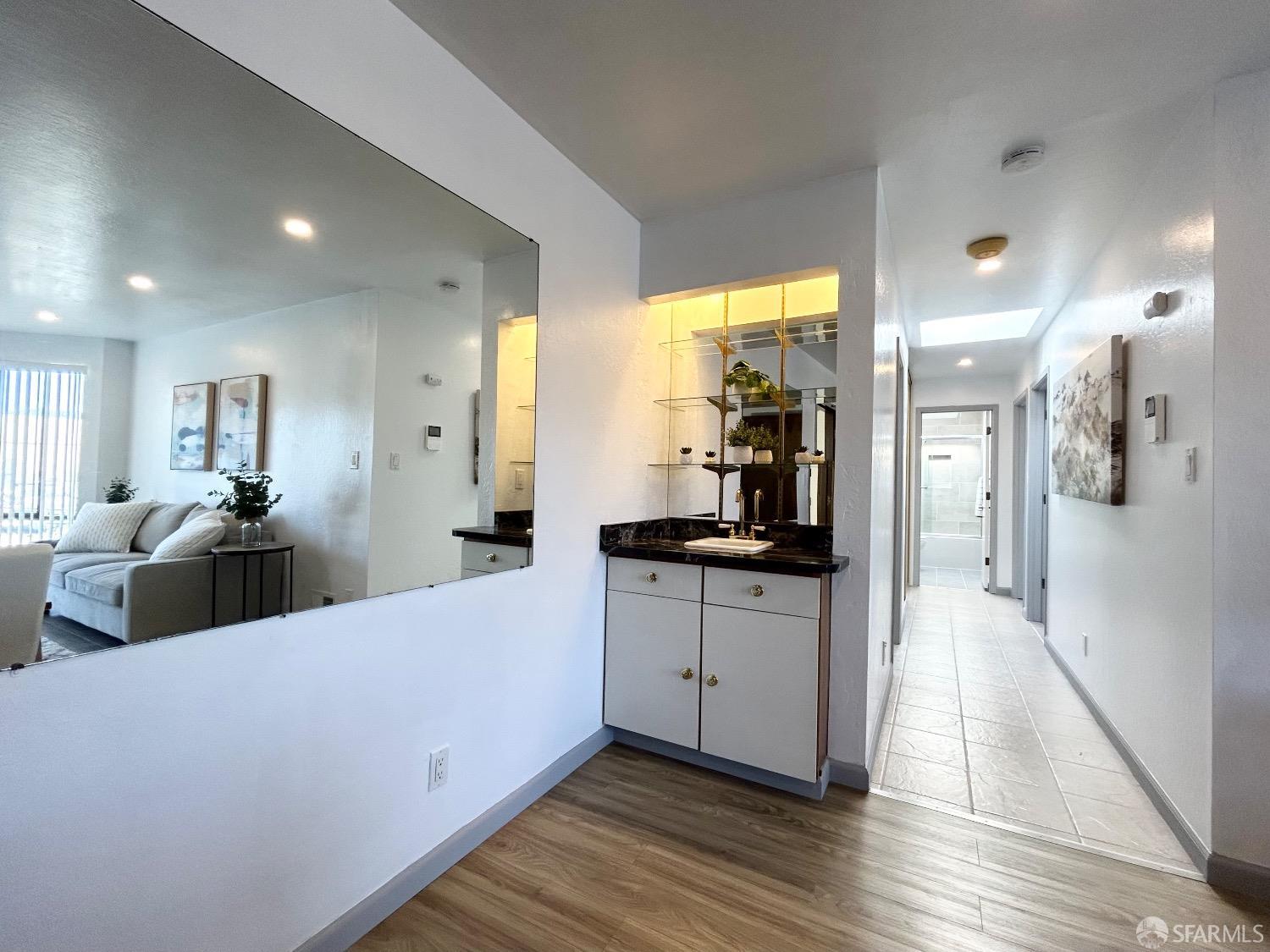 Detail Gallery Image 6 of 29 For 120 Burrows St #4,  San Francisco,  CA 94134 - 2 Beds | 1/1 Baths