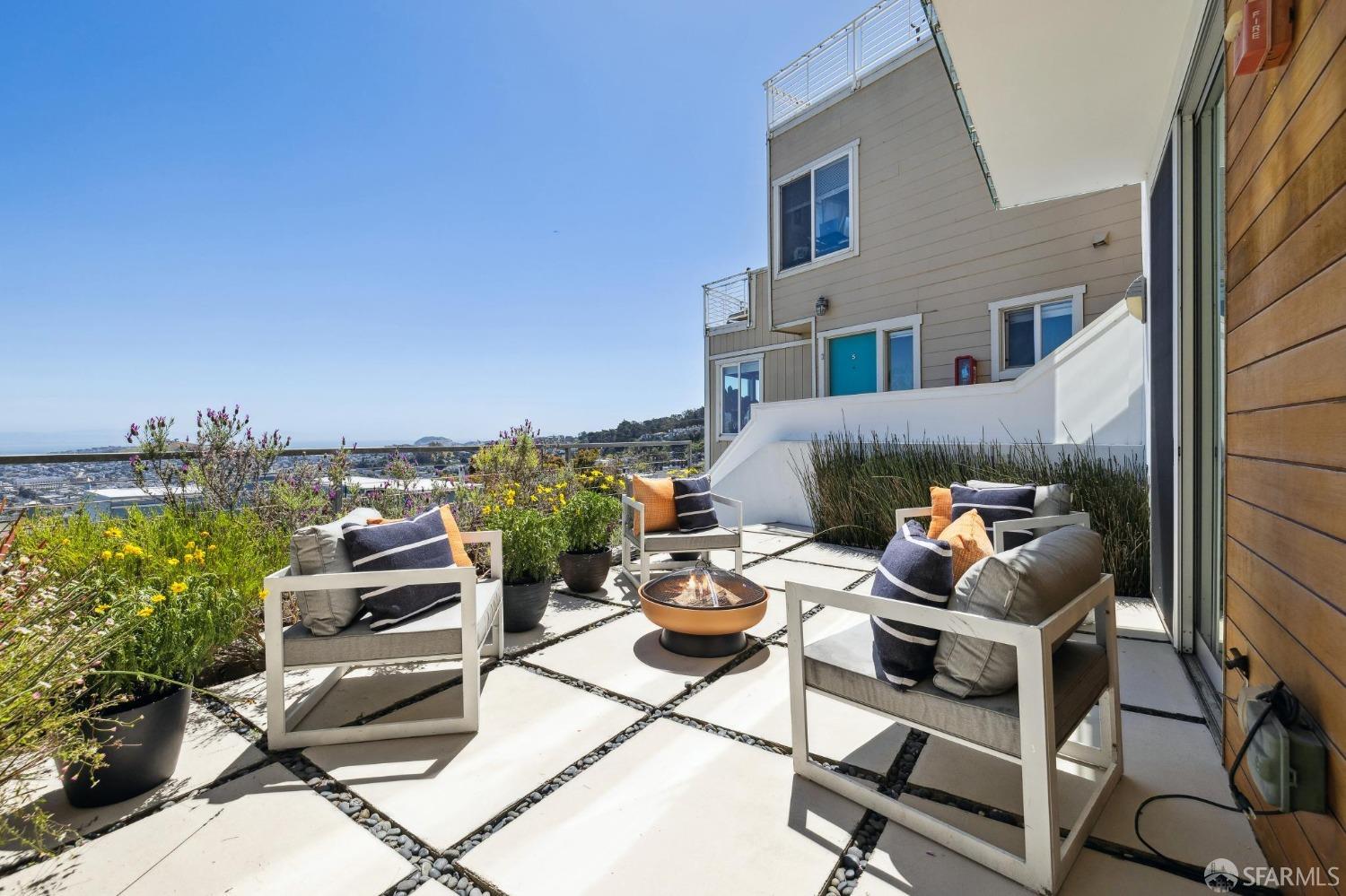 Detail Gallery Image 60 of 68 For 829 Corbett Ave #4,  San Francisco,  CA 94131 - 2 Beds | 3 Baths