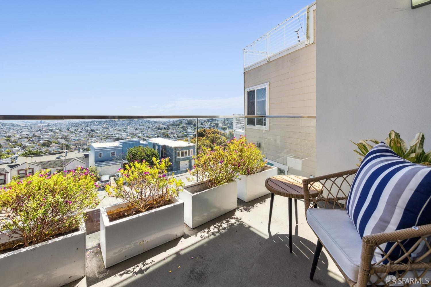 Detail Gallery Image 13 of 68 For 829 Corbett Ave #4,  San Francisco,  CA 94131 - 2 Beds | 3 Baths