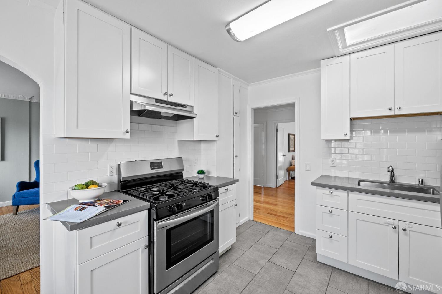 Detail Gallery Image 6 of 13 For 258 Surrey St, San Francisco,  CA 94131 - 2 Beds | 1 Baths