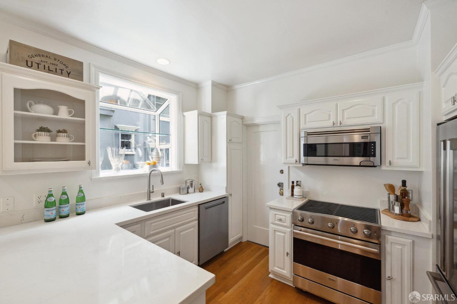 Detail Gallery Image 8 of 62 For 2856 Scott St #1,  San Francisco,  CA 94123 - 2 Beds | 1 Baths