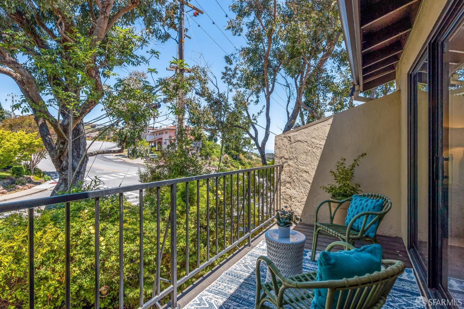 Detail Gallery Image 31 of 59 For 1100 Royal Ln, San Carlos,  CA 94070 - 3 Beds | 2/1 Baths