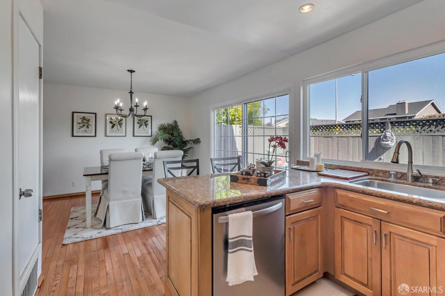 Detail Gallery Image 9 of 25 For 991 Marquette Ln, Foster City,  CA 94404 - 3 Beds | 2/1 Baths