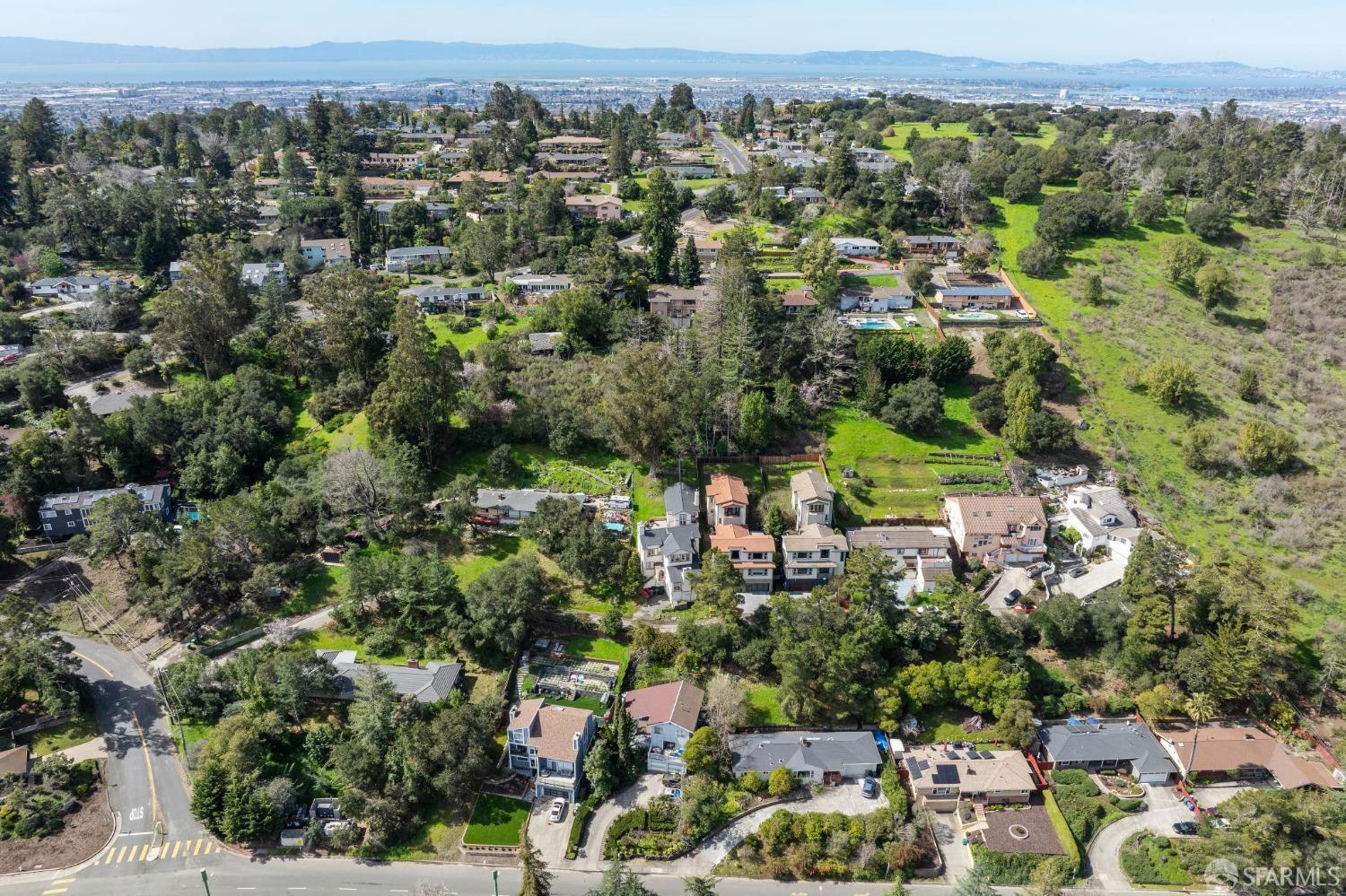 Detail Gallery Image 11 of 12 For 10990 Caloden Ln, Oakland,  CA 94605 - 4 Beds | 4 Baths