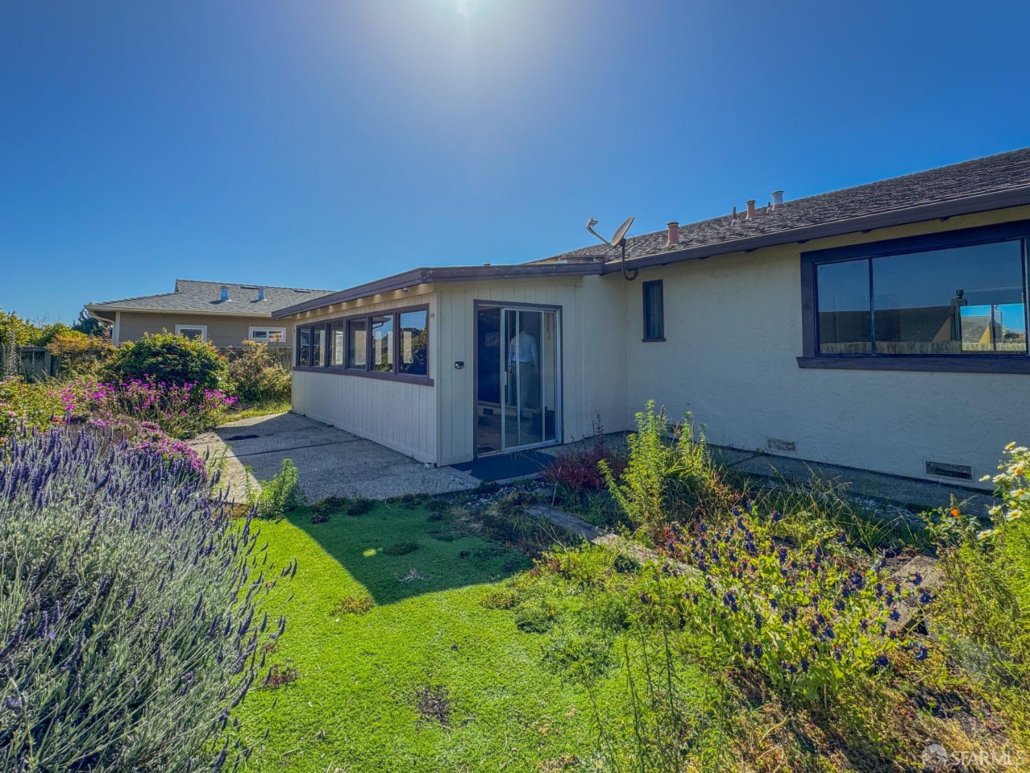 Detail Gallery Image 2 of 21 For 411 Beach Ave, Half Moon Bay,  CA 94019 - 4 Beds | 2 Baths