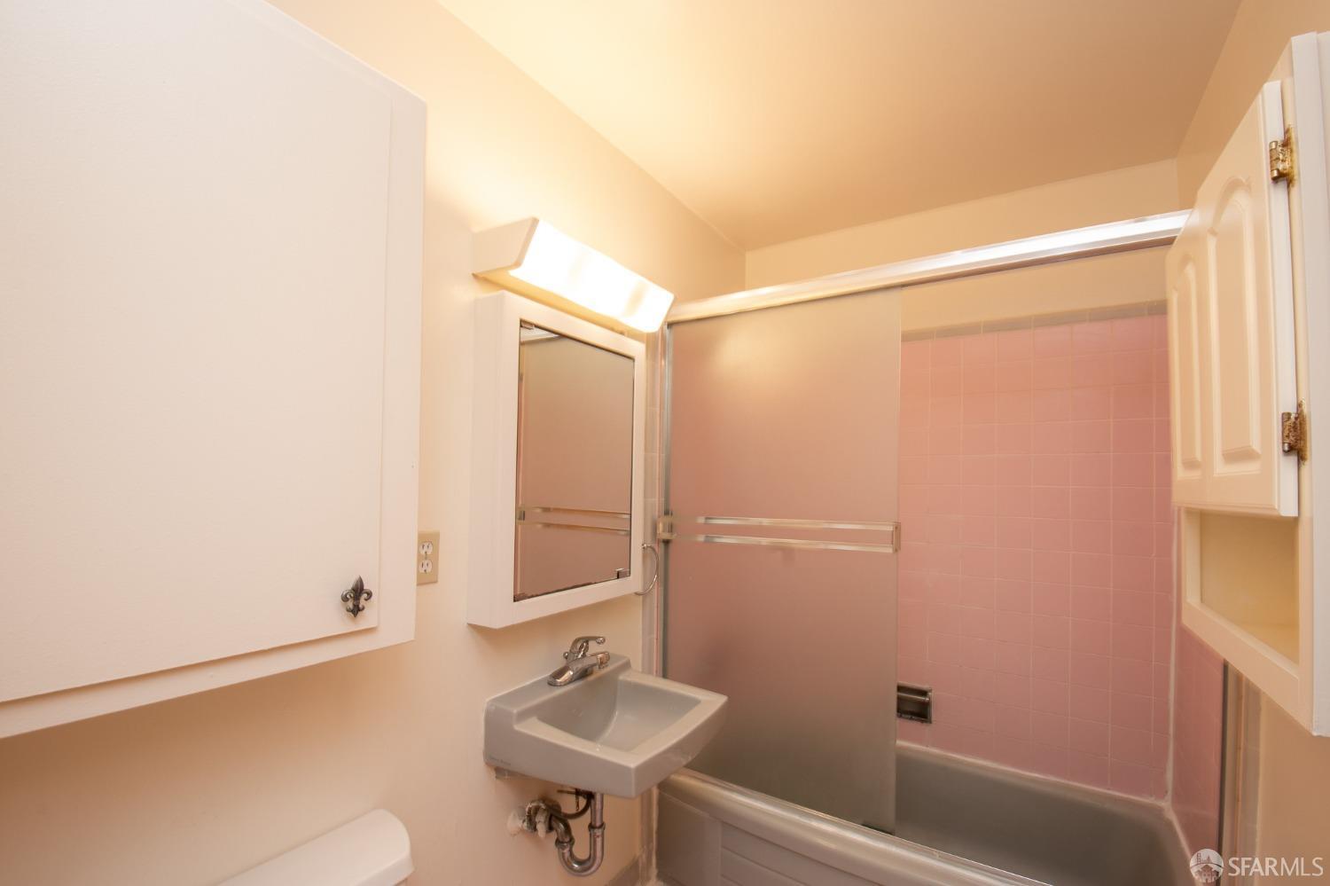 Detail Gallery Image 12 of 15 For 860 Corbett Ave #103,  San Francisco,  CA 94131 - 2 Beds | 1 Baths