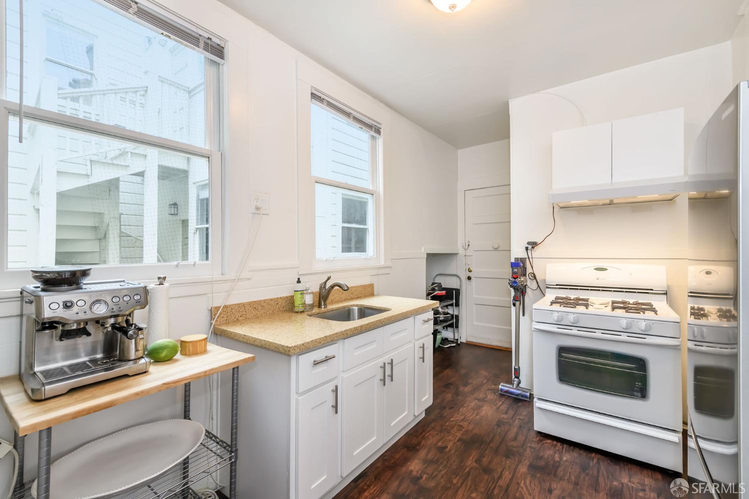 Detail Gallery Image 8 of 45 For 1100 Leavenworth St #4,  San Francisco,  CA 94109 - 2 Beds | 1 Baths