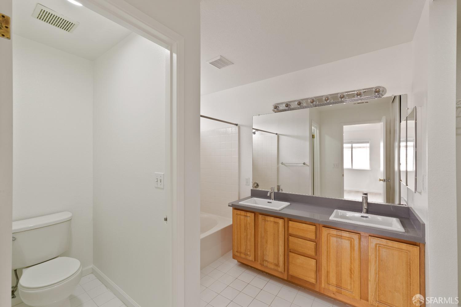 Detail Gallery Image 11 of 28 For 887 Myrtle St, Oakland,  CA 94607 - 4 Beds | 3/1 Baths