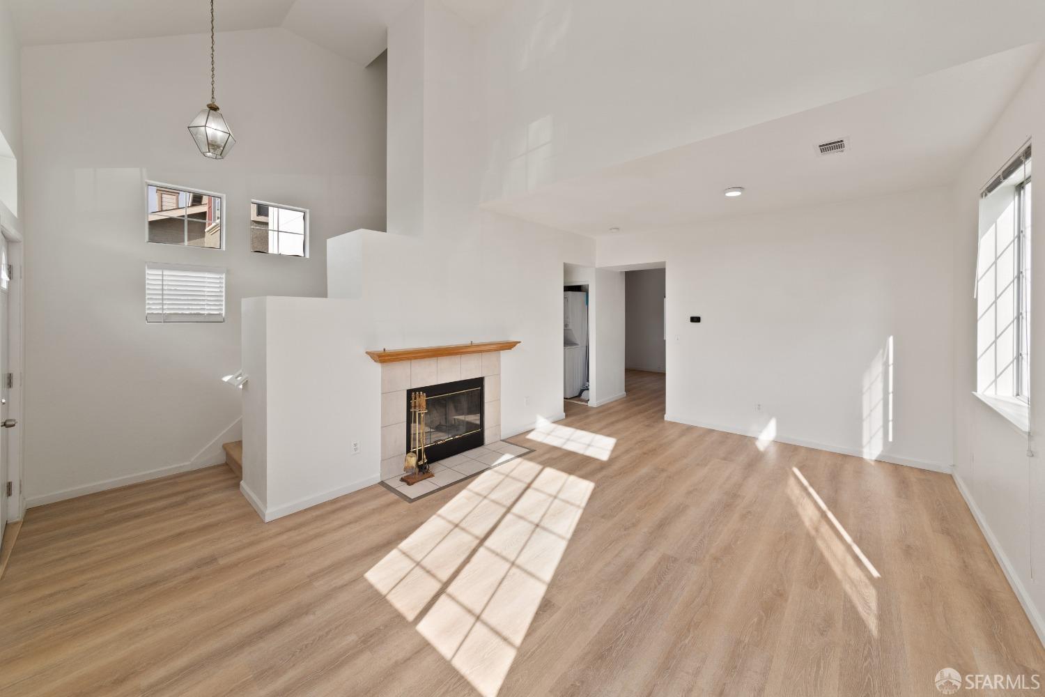 Detail Gallery Image 4 of 28 For 887 Myrtle St, Oakland,  CA 94607 - 4 Beds | 3/1 Baths