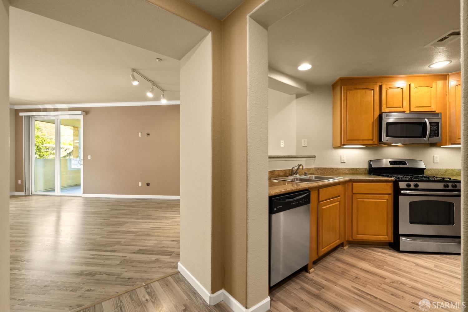 Detail Gallery Image 8 of 37 For 2230 Gellert Blvd #3105,  South San Francisco,  CA 94080 - 3 Beds | 2 Baths