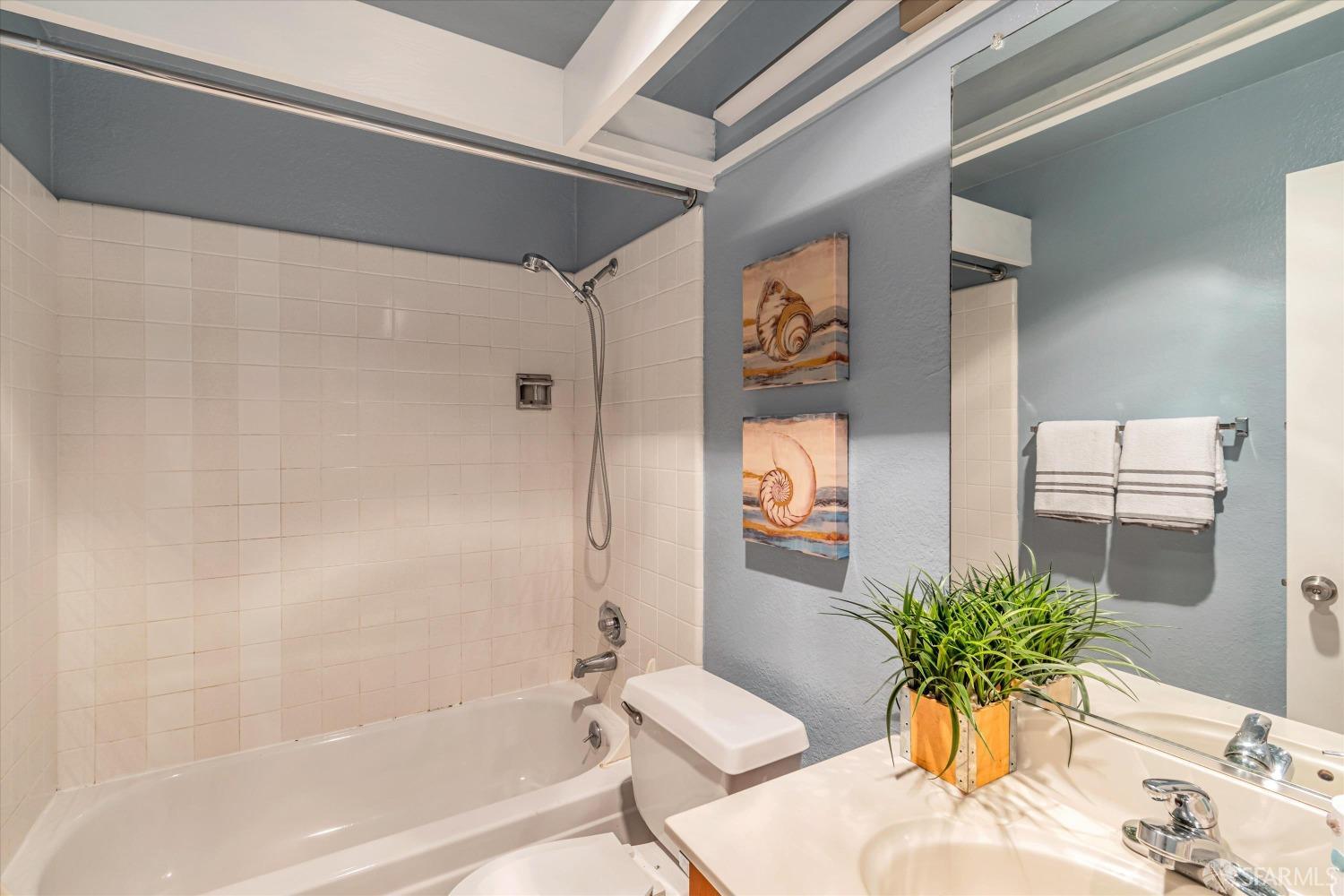 Detail Gallery Image 18 of 29 For 1302 Ridge Ct, San Francisco,  CA 94134 - 3 Beds | 2 Baths