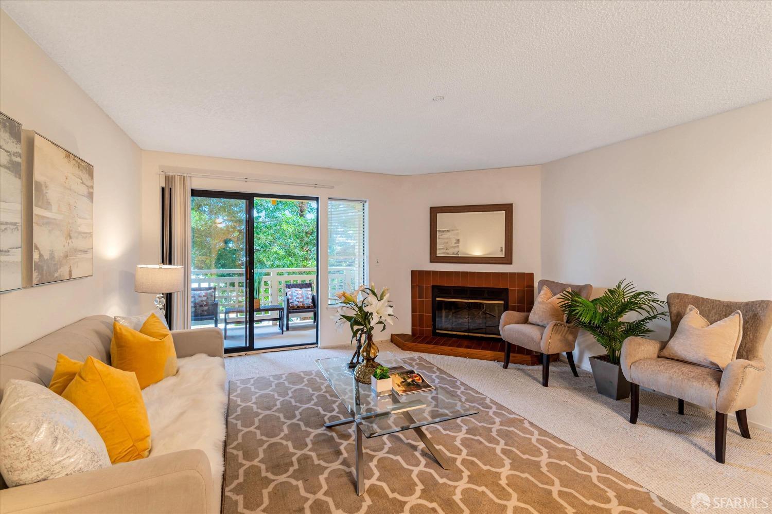 Detail Gallery Image 3 of 29 For 1302 Ridge Ct, San Francisco,  CA 94134 - 3 Beds | 2 Baths