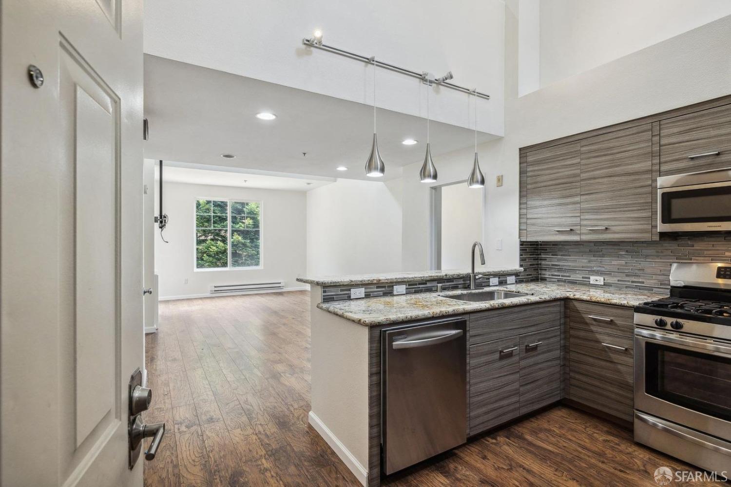 Detail Gallery Image 1 of 1 For 200 Caldecott Ln #312,  Oakland,  CA 94618 - 2 Beds | 2 Baths