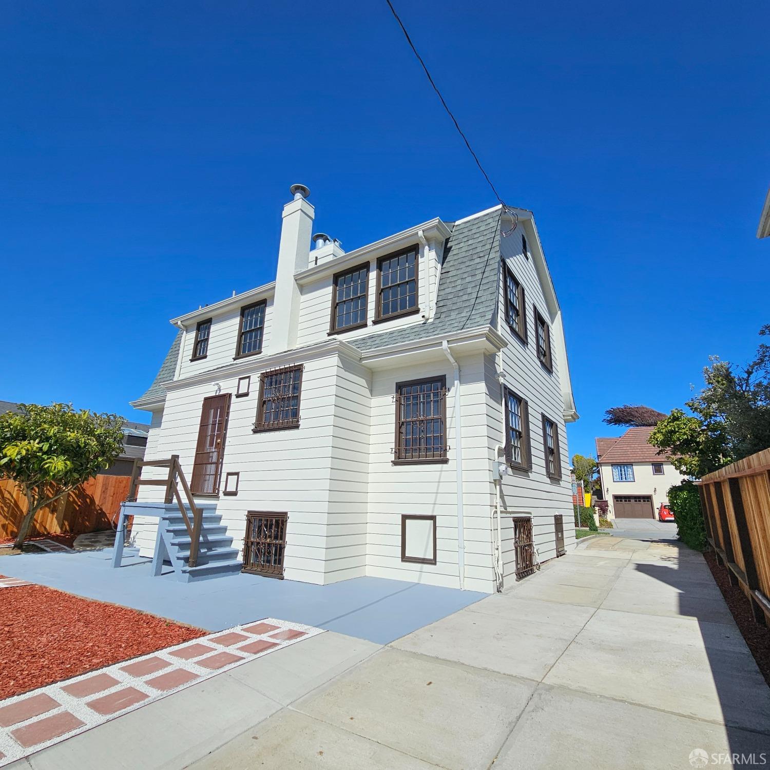 Detail Gallery Image 3 of 43 For 81 Alviso St, San Francisco,  CA 94127 - 2 Beds | 1/1 Baths