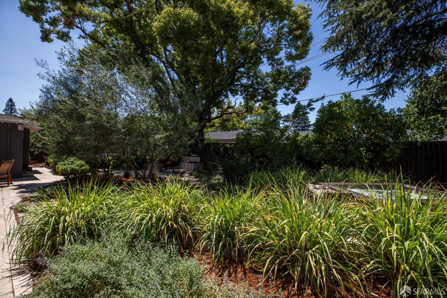 Detail Gallery Image 33 of 51 For 1890 Oak Knoll Ln, Menlo Park,  CA 94025 - 4 Beds | 3/1 Baths