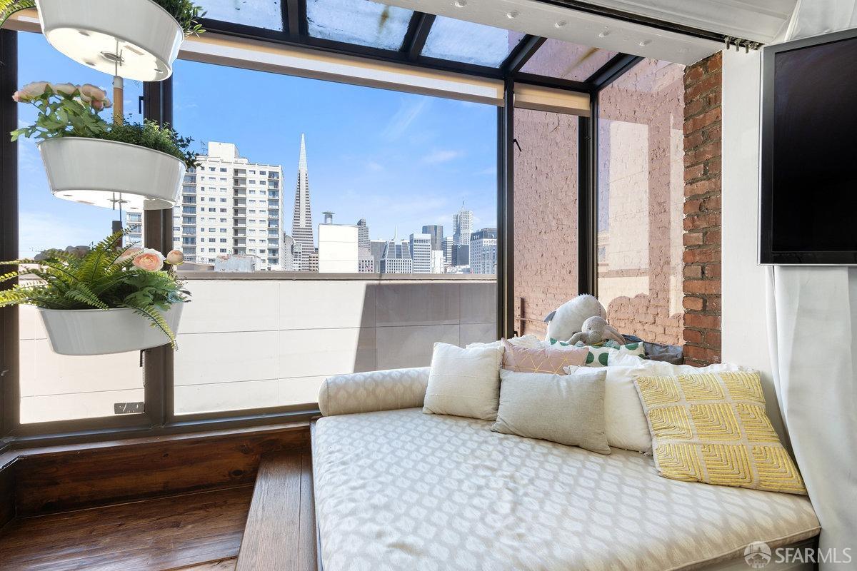 Detail Gallery Image 1 of 35 For 1022 Powell St #1,  San Francisco,  CA 94108 - 2 Beds | 1/1 Baths