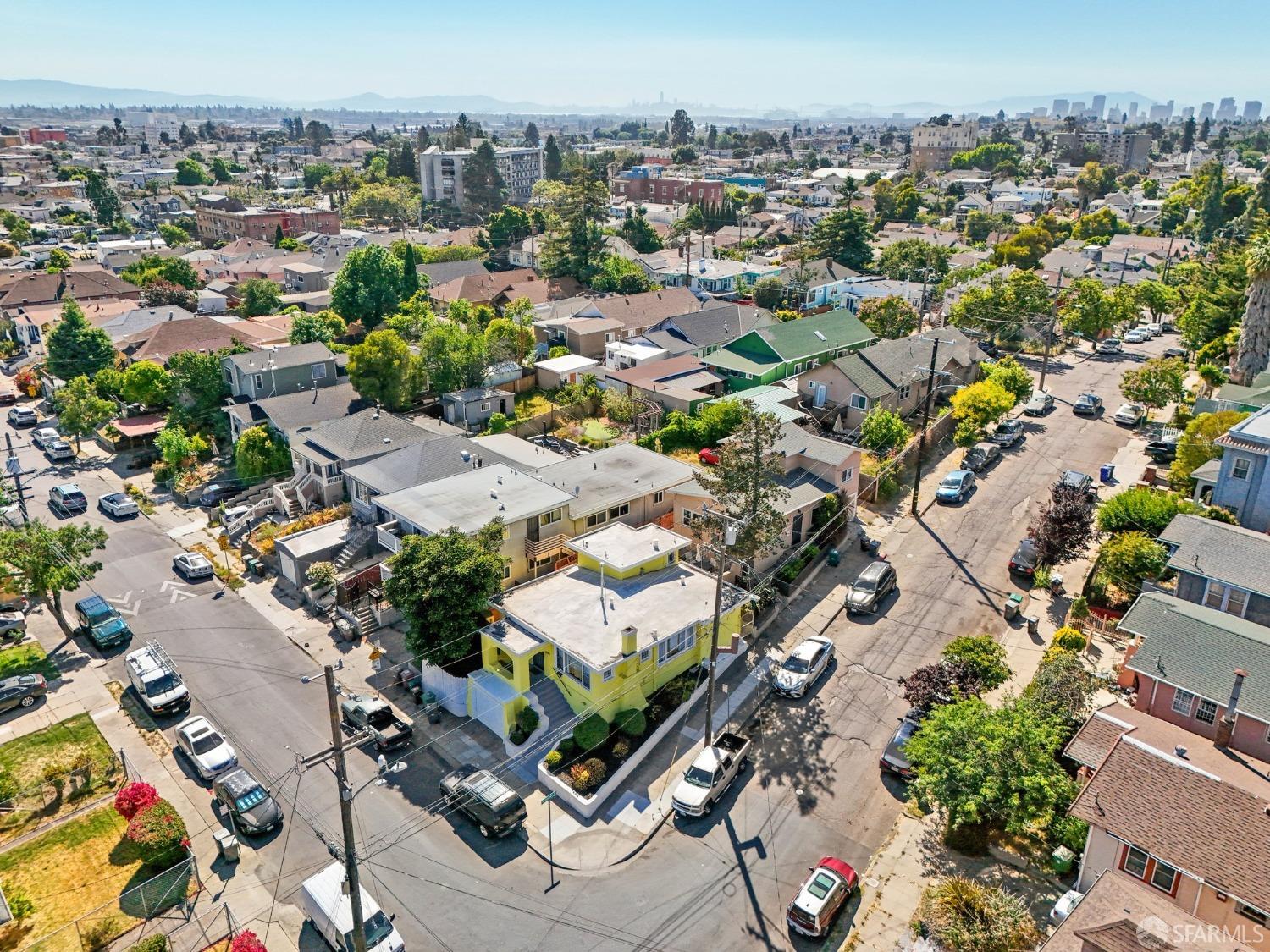 Detail Gallery Image 2 of 19 For 2047 36th Ave, Oakland,  CA 94601 - 3 Beds | 1 Baths