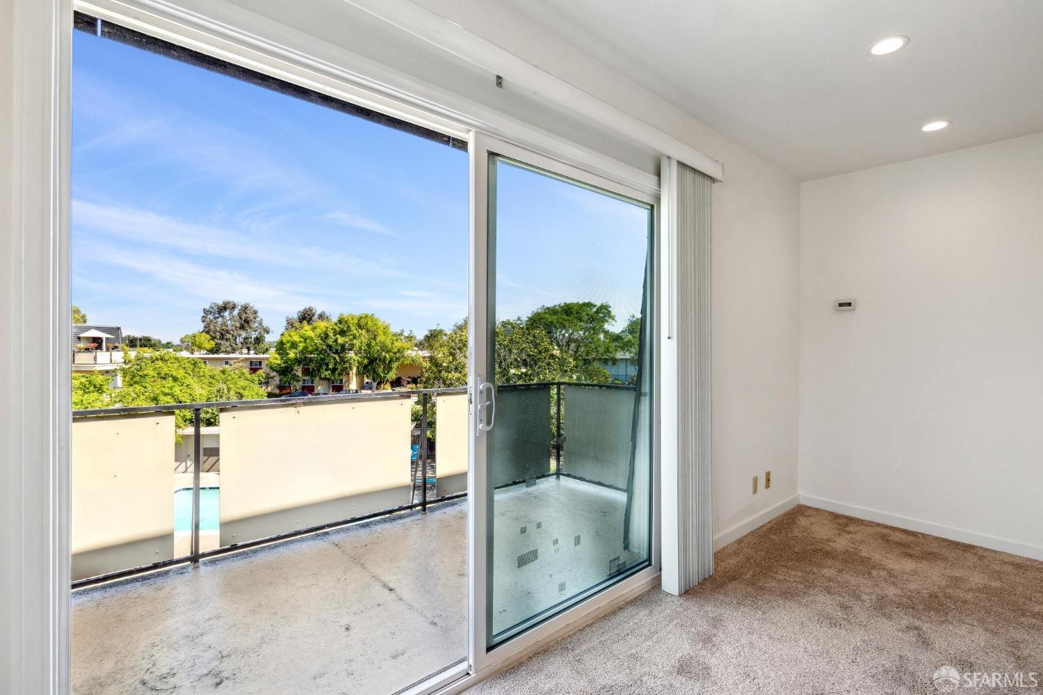 Detail Gallery Image 13 of 27 For 3090 Los Prados St #25,  San Mateo,  CA 94403 - 1 Beds | 1 Baths