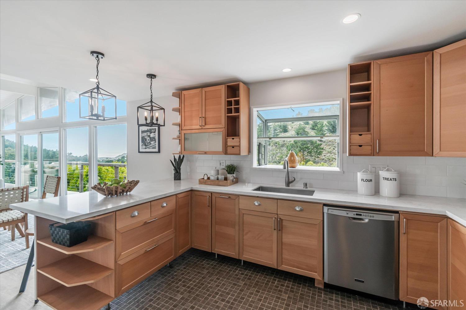 Detail Gallery Image 9 of 32 For 143 Dardenelle Ave, Pacifica,  CA 94044 - 4 Beds | 2 Baths