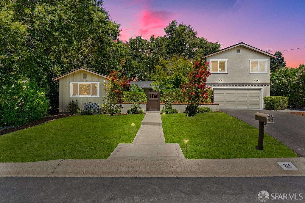 Detail Gallery Image 1 of 1 For 32 Kingston Pl, Walnut Creek,  CA 94597 - 5 Beds | 4 Baths