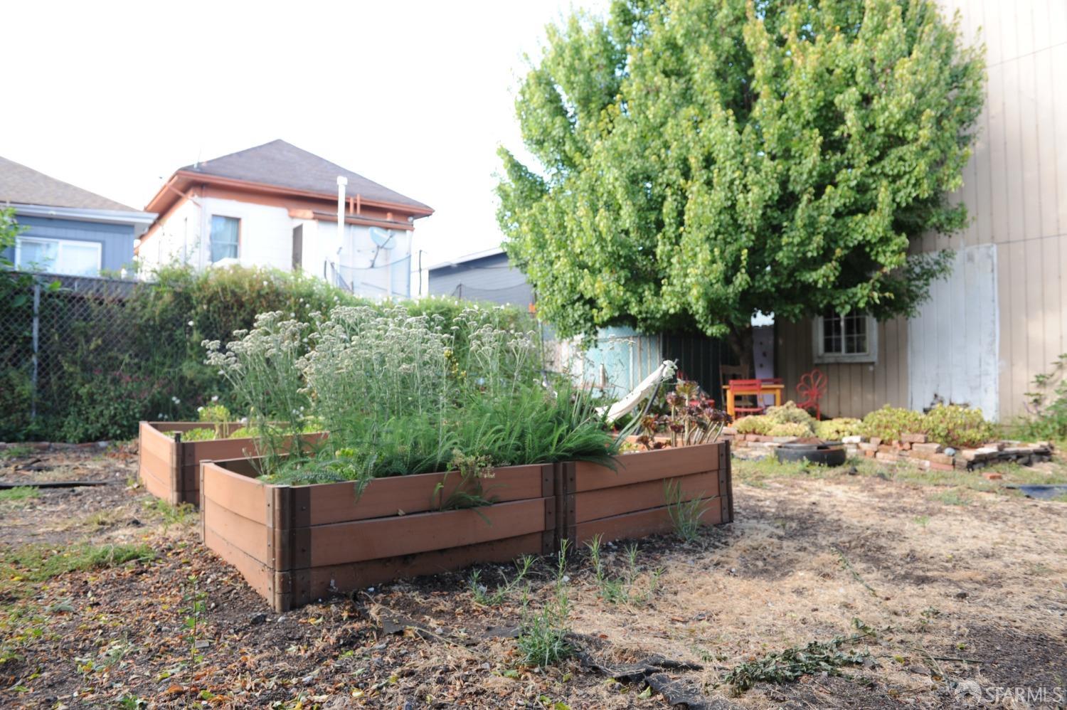 Detail Gallery Image 14 of 25 For 1070 56th St, Emeryville,  CA 94608 - 7 Beds | 3/1 Baths