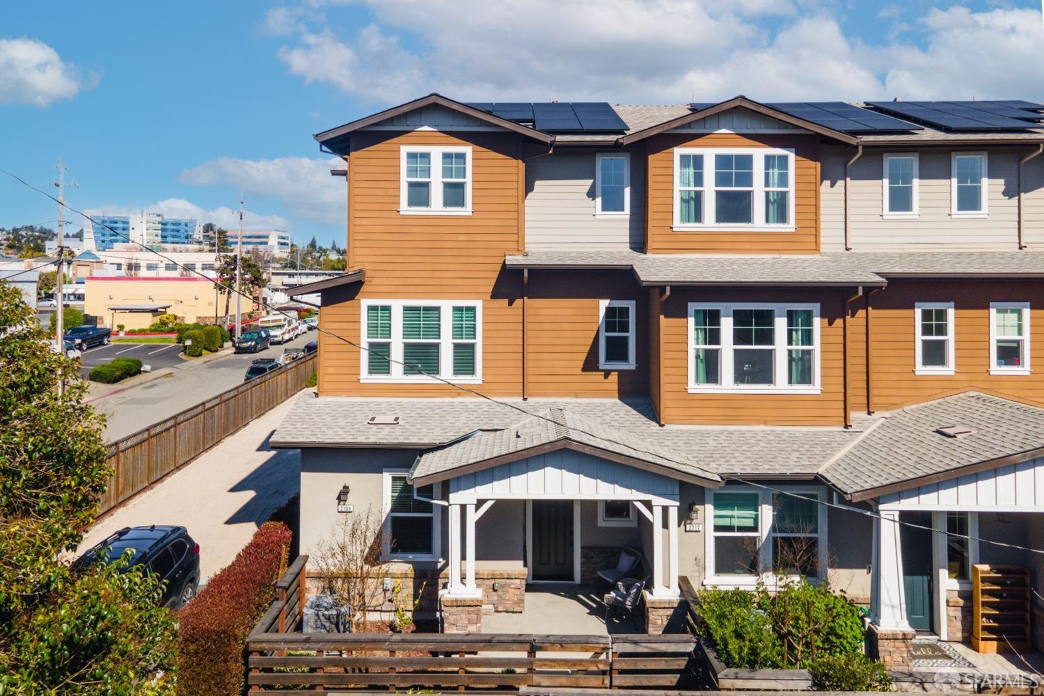 Detail Gallery Image 1 of 28 For 2709 Delaney Ct, Castro Valley,  CA 94546 - 3 Beds | 3/1 Baths