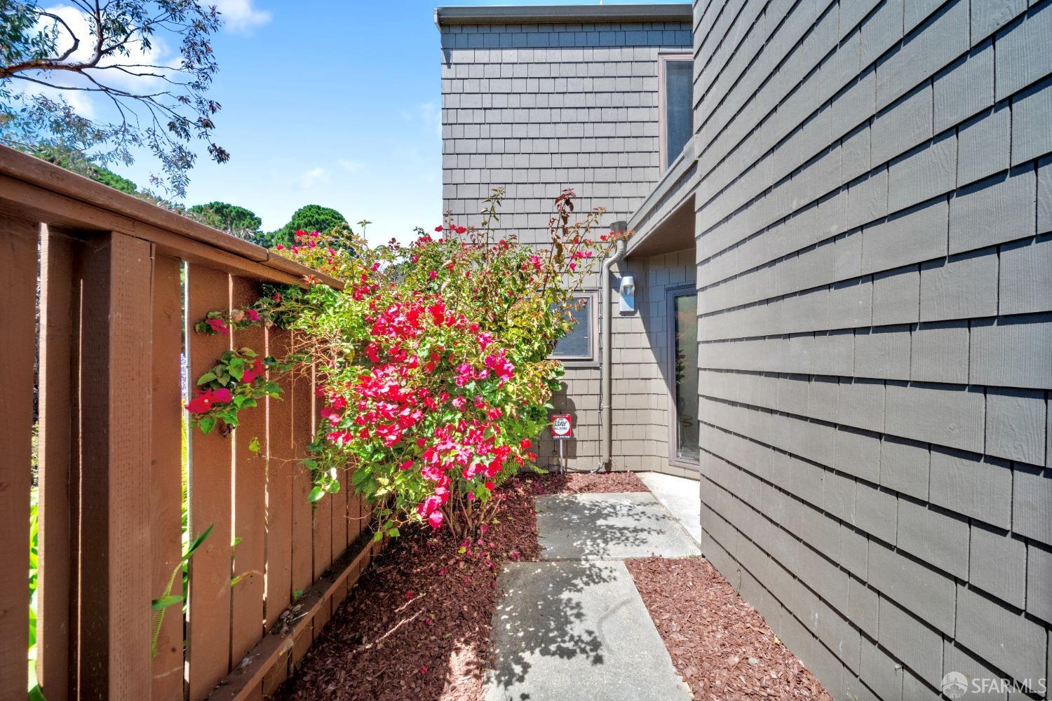 Detail Gallery Image 5 of 46 For 25 Hyde Ct #1,  Daly City,  CA 94015 - 2 Beds | 2/1 Baths