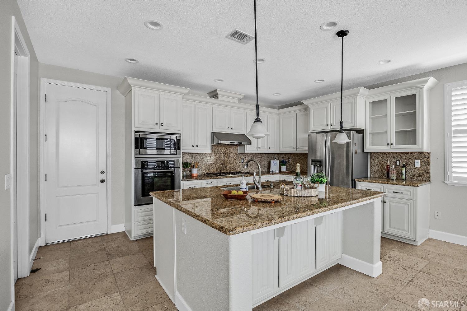 Detail Gallery Image 13 of 54 For 1540 Rio Verde Cir, Bay Point,  CA 94565 - 5 Beds | 3/1 Baths