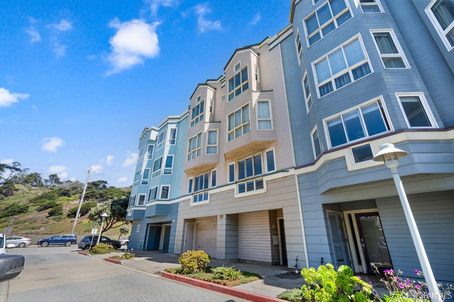 Detail Gallery Image 4 of 35 For 720 Great Highway #1,  San Francisco,  CA 94121 - 3 Beds | 2 Baths