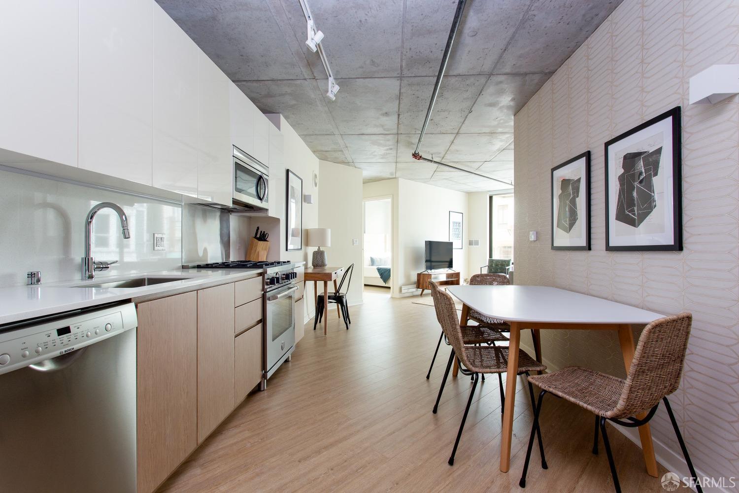 Detail Gallery Image 1 of 10 For 2112 Market St #201,  San Francisco,  CA 94114 - 2 Beds | 2 Baths