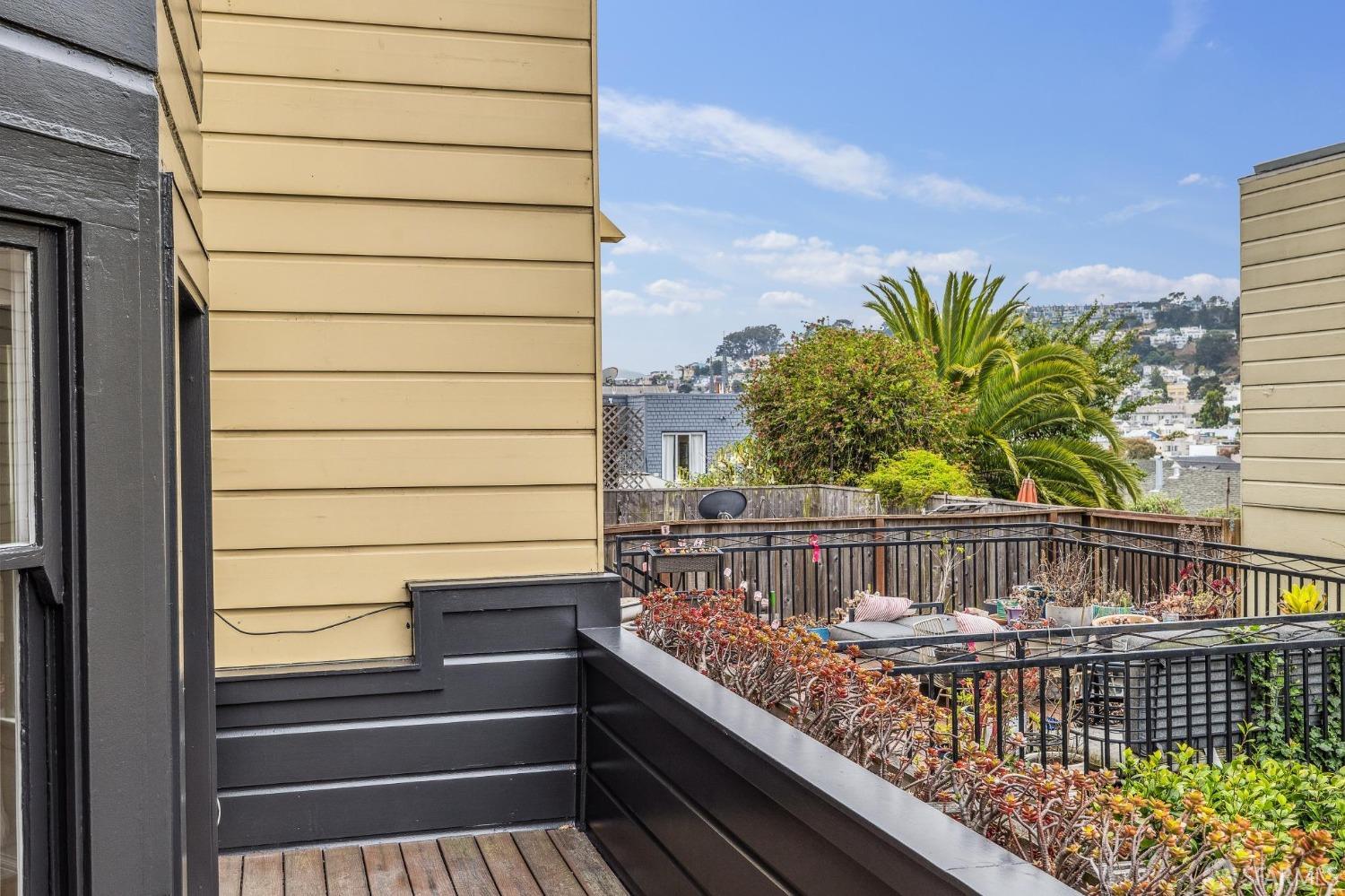 Detail Gallery Image 9 of 31 For 1256 Dolores St #1,  San Francisco,  CA 94110 - 3 Beds | 2 Baths