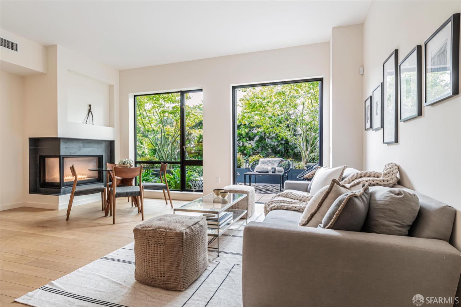 Detail Gallery Image 2 of 15 For 1601 Larkin St #103,  San Francisco,  CA 94109 - 2 Beds | 2 Baths